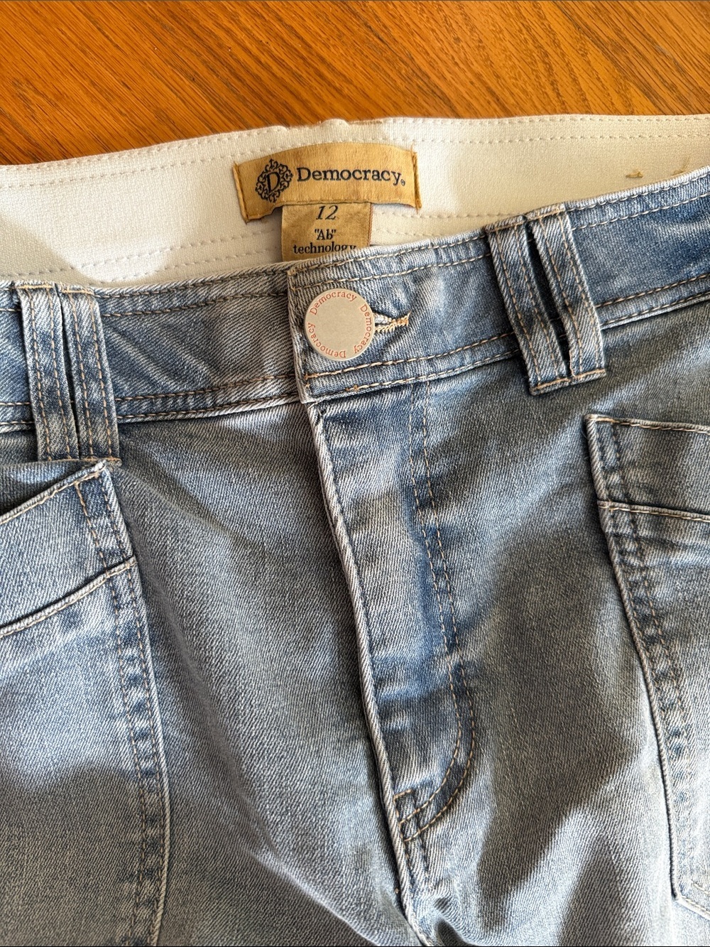 Democracy “Ab” technology cuffed with side pockets Jeans Light Wash size 12 - Picture 4 of 9